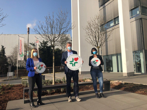 Katharina Kunke (left) and Petra Daun (right) responsible for social sponsoring together with Managing Partner Dr. Jörg Pohlman. 2021_SocialSponsoring.JPG